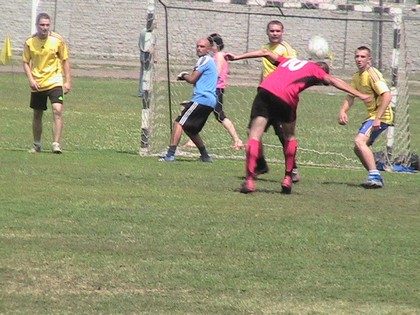 v_futbole_igrayt_s_golovoi-8552385